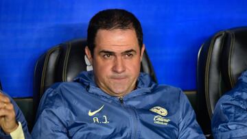 Andre Soares Jardine head coach of America during the 11th round match between Leon and America as part of the Liga BBVA MX, Torneo Apertura 2024 at Nou Camp Stadium on October 05, 2024 in Leon, Guanajuato, Mexico.