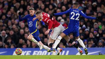 28 November 2021, United Kingdom, London: Manchester United's Scott McTominay (C) battles for the ball with Chelsea's Hakim Ziyech (R) and Jorginho during the English Premier League soccer match between Chelsea and Manchester United at Stamford