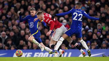 28 November 2021, United Kingdom, London: Manchester United&#039;s Scott McTominay (C) battles for the ball with Chelsea&#039;s Hakim Ziyech (R) and Jorginho during the English Premier League soccer match between Chelsea and Manchester United at Stamford 