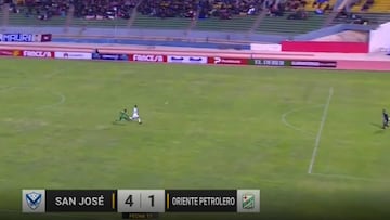 ¡Globo perfecto! Chileno hizo uno de los goles del año en Bolivia