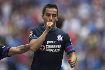 Cruz Azul es un equipo que acostumbra a jugar con muchos foráneos, sin embargo, una de sus piezas más importantes, es el contención Rafael Baca, quien le da mayor seguridad, y que sabe irse bien al ataque cuando lo requiere el club.