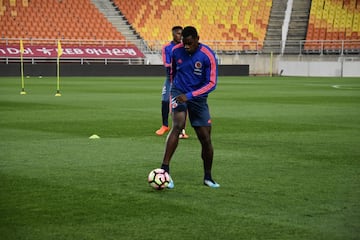 Duván Zapata dominando el balón en el Estadio Mundialista de Suwon