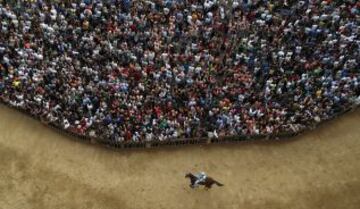 En Siena, desde mediados del siglo XVII, se celebra esta carrera de caballos a pelo con la intención de ganar el Palio, una bandera de seda que representa la Virgen con el Niño.