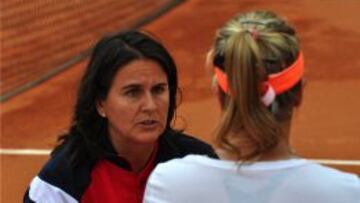 Conchita Mart&iacute;nez, la capitana, en una eliminatoria de Fed Cup. 