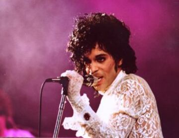 El 21 de abril despedimos a 'The Artist', icono del pop y autor de grandes éxitos como 'Purple Rain'. Prince falleció en su casa de Paisley Park, Minnesota, a los 57 años a causa de una sobredosis accidental de potentes analgésicos. Pocos días antes, había tenido complicaciones de salud y había sido hospitalizado tras un aterrizaje forzoso en pleno vuelo.