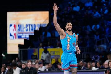 Jayson Tatum celebra un triple durante el All-Star 2025.