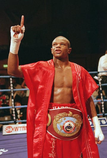 Harry Simon (31-0, 23 KO) es otro de esos boxeadores que las circunstancias no le permitieron crecer más. El namibio fue seis veces campeón mundial del superwelter y una del medio (todas en peleas reguladas por WBO). Cuando estaba en su mejor momento, en 2002 (tenía 30 años), sufrió un grave accidente automovilístico (fue protagonista de varios más) y fue despojado de su título. Cuando parecía que no volvería lo hizo en marzo de 2007. Desde su regreso a su retirada definitiva en 2018, peleó siempre, salvo una vez en Nairobi, en su país. Nunca volvió a tener la chanza de hacer un mundial. En julio de 2007 ingresó en la cárcel debido a la condena por otro accidente de tráfico que había tenido, y salió en 2009, momento en el que no dudó en retomar de nuevo su carrera. 