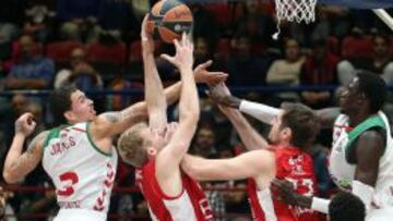 Mike James e Illimane Diop ante Robbie Hummel y Stanko Barac.