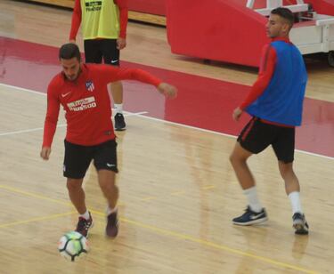 La lluvia condenó al Atlético a entrenar en cancha de básquet