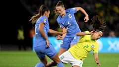 Brisbane (Australia), 29/07/2023.- Andressa of Brazil is tackled by Maelle Lakrar of France (left) during the FIFA Women's World Cup 2023 soccer match between France and Brazil at Brisbane Stadium in Brisbane, Australia, 29 July 2023. (Mundial de Fútbol, Brasil, Francia) EFE/EPA/DARREN ENGLAND AUSTRALIA AND NEW ZEALAND EDITORIAL USE ONLY
