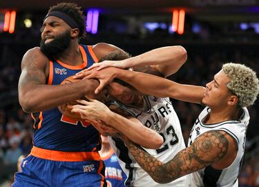 Mitchell Robinson, de los New York Knicks, lucha con todo su ímpetu (que no es poco) por el rebote contra
Zach Collins y Jeremy Sochan, de los San Antonio Spurs, en un lance del último cuarto del partido de la NBA disputado en el Madison Square Garden. El triunfo fue para el equipo neoyorquino (126-105).9