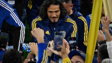 Boca Juniors' new player, Uruguayan forward Edinson Cavani, greets supporters during his presentation at La Bombonera stadium in Buenos Aires on July 31, 2023. (Photo by Luis ROBAYO / AFP)