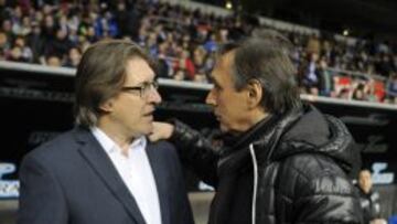 Sergio Egea (izquierda) saludando a Miguel &Aacute;ngel Portugual (derecha), entrenador del Valladolid, antes del partido de este fin de semana.