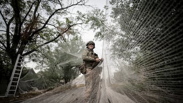 A serviceman of the 24th Mechanized Brigade, named after King Danylo, of the Ukrainian Armed Forces installs anti-drone nets over a road, amid Russia's attack on Ukraine, in the frontline town of Kostiantynivka in Donetsk region, Ukraine September 19, 2025. Oleg Petrasiuk/Press Service of the 24th King Danylo Separate Mechanized Brigade of the Ukrainian Armed Forces/Handout via REUTERS ATTENTION EDITORS - THIS IMAGE HAS BEEN SUPPLIED BY A THIRD PARTY. TPX IMAGES OF THE DAY