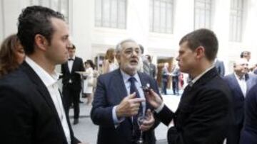 Pl&aacute;cido Domingo (en el centro) junto a los redactores de AS.