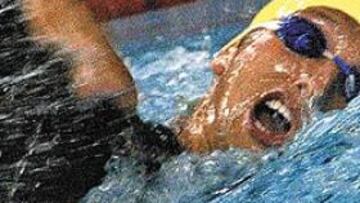 <b>THORPE GANA Y SE RESERVA.</b> Ian Thorpe ganó sin esfuerzo su primera medalla de oro, en la final de 400 libres: sus pensamientos están en el 200 estilos y en los Juegos de Atenas.