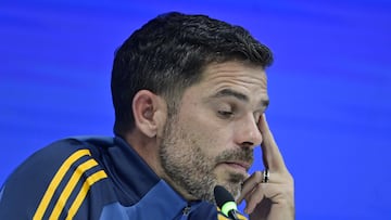 AME7255. BUENOS AIRES (ARGENTINA), 14/10/2024.- El ex futbolista argentino Fernando Gago habla durante una rueda de prensa tras asumir como nuevo entrenador de Boca Juniors, este lunes en Buenos Aires (Argentina). EFE/ Matias Martin Campaya