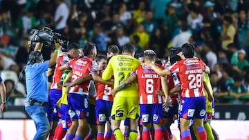 Jugadores de San Luis celebrando su pase a la ligulla.