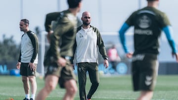 Claudio Giráldez, técnico del Celta, dirige una sesión de entrenamiento.
