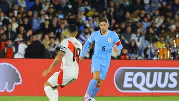 AMDEP2697. MONTEVIDEO (URUGUAY), 04/09/2025.- Federico Valverde (d) de Uruguay disputa el balón con Yoshimar Yotún de Perú este jueves, en un partido por las eliminatorias a la Copa Mundial 2026 entre Uruguay y Perú en el estadio Centenario en Montevideo (Uruguay) EFE/ Gastón Britos