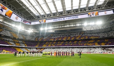 Los jugadores de ambos equipos se saludan en el centro del campo. 