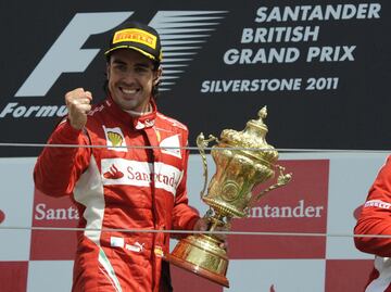 Alonso sali車 tercero detr芍s de los dos Red Bull pero logr車 una victoria meritoria en Silverstone en la temporada con mayor dominio por parte de los coches austriacos. Vettel fue segundo y Webber, tercero.