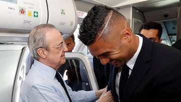 Florentino P¨¦rez junto a Casemiro, antes de la final de la Champions de Par¨ªs.