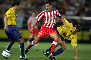 Se formó en la cantera del Atlético de Madrid donde permaneció hasta 1993, cuando fue traspasado al Tenerife. Tras tres temporadas con el equipo canario, regresó al Atlético en 1996 donde se retiró en 2005.