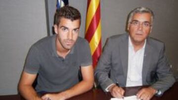 Germ&aacute;m Parre&ntilde;o, junto al presidente del Espanyol, Joan Collet, firmando su nuevo contrato profesional.