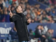 VALENCIA, 27/02/2026.- El entrenador del Alavés, el argentino Eduardo Coudet, durante el partido de LaLiga de fútbol que UD Levante y Deportivo Alavés disputan este viernes en el estadio Ciutat de Valencia. EFE/Ana Escobar