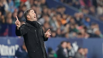 VALENCIA, 27/02/2026.- El entrenador del Alavés, el argentino Eduardo Coudet, durante el partido de LaLiga de fútbol que UD Levante y Deportivo Alavés disputan este viernes en el estadio Ciutat de Valencia. EFE/Ana Escobar