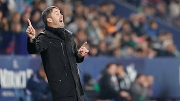 VALENCIA, 27/02/2026.- El entrenador del Alavés, el argentino Eduardo Coudet, durante el partido de LaLiga de fútbol que UD Levante y Deportivo Alavés disputan este viernes en el estadio Ciutat de Valencia. EFE/Ana Escobar