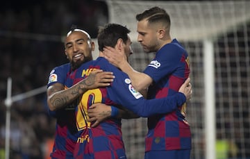 Los jugadores del Barcelona celebran el 1-0 de Messi.