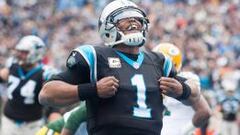 Cam Newton con su gesto de Superman tras anotar un touch down.