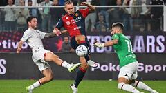 Genoa (Italy), 07/10/2023.- Milan's Olivier Giroud (R) as goalkeeper in action during the Italian Serie A soccer match Genoa CFC vs Ac Milan at Luigi Ferraris stadium in Genoa, Italy, 07 October 2023. (Italia, Génova) EFE/EPA/LUCA ZENNARO
