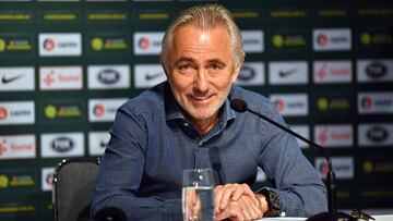 Bert van Marwijk, seleccionador de Australia. 