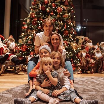 El croata ha sido uno de los que más ha deslumbrado en las redes durante estas fechas con el álbum de fotos familiar que se ha marcado durante su vuelta a Croacia. Al margen del gigantesco abeto navideño que aparecía en las imágenes, los posados con sus tres hijos pequeños han permitido comprobar de primera mano el enorme parecido existente entre su descendencia y él.