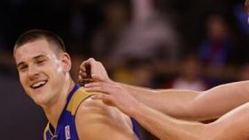 <b>EN FORMA. </b>Caner-Medley es felicitado por Daniel Clark.