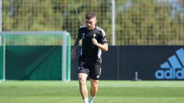 Javi Galán conduce el balón durante un entrenamiento del Celta.