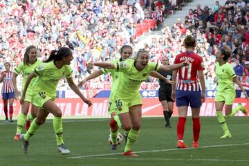 Las jugadoras del Barcelona festejan el gol 0-2 de la inglesa contra el Atl¨¦tico de Madrid, durante el partido de la Liga Iberdrola disputado en el estadio Wanda Metropolitano en Madrid