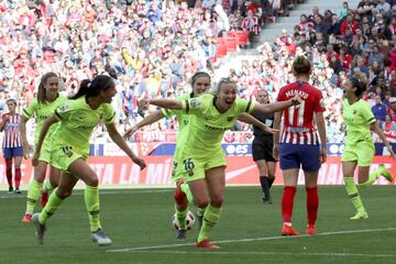 Las jugadoras del Barcelona festejan el gol 0-2 de la inglesa contra el Atlético de Madrid, durante el partido de la Liga Iberdrola disputado en el estadio Wanda Metropolitano en Madrid