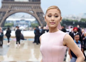 Paris (France), 26/07/2024.- US singer Ariana Grande poses for a photo on the red carpet upon arrival for the Opening Ceremony of the Paris 2024 Olympic Games, in Paris, France, 26 July 2024. (Francia) EFE/EPA/CHRISTOPHE PETIT TESSON / POOL
