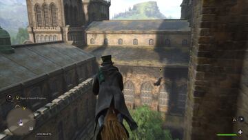 El Quidditch se ha cancelado este curso. El director de Hogwarts ha decidido que no hay deporte que valga, pero no todo est¨¢ perdido: volar sobre la escoba s¨ª est¨¢ permitido. En el videojuego de Warner Bros. Avalanche podremos recorrer el castillo y el mundo m¨¢gico al vuelo, as¨ª como participar en desaf¨ªos de escoba. Mejorar nuestras marcas es posible si compramos una buena escoba y la modificamos, si bien no es la ¨²nica forma de recorrer el mapa por el aire, ya que nuestro protagonista se subir¨¢ a lomos de criaturas m¨¢gicas.