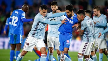 Gabriel Fern&aacute;ndez aparta a Etxeita con Brais M&eacute;ndez tumbado en el c&eacute;sped del Coliseum Alfonso P&eacute;rez.