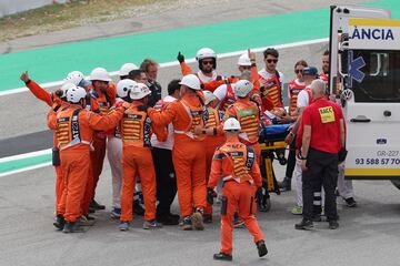 Francesco Bagnaia se quedó en medio de la pista y le pasó una KTM (Binder) por encima de la pierna. Las asistencias médicas le socorrieron de inmediato.