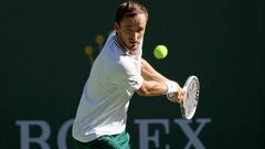 Daniil Medvedev devuelve una bola durante su partido ante Grigor Dimitrov en el BNP Paribas Open, el Masters 1.000 de Indian Wells, en el Indian Wells Tennis Garden de Indian Wells, California.