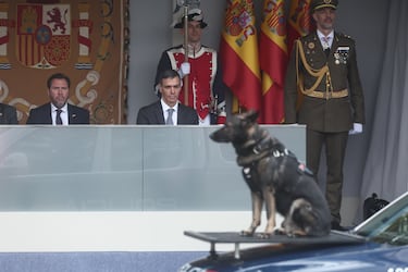 El ministro de Transportes y Movilidad Sostenible, Óscar Puente, y el presidente del Gobierno y secretario general del PSOE, Pedro Sánchez, durante el solemne acto de homenaje a la bandera nacional y el desfile militar del 12 de octubre.