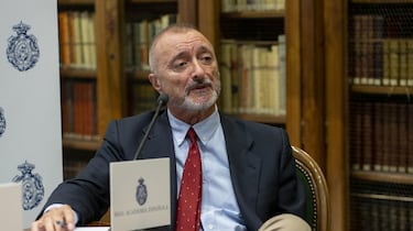 Pérez-Reverte estalla duramente contra la RAE y esta le responde: “Talibanes del todo vale”
