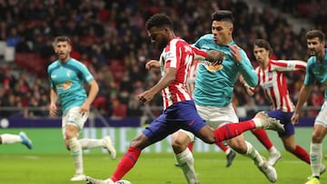 GRAF9377. MADRID, 14/12/2019.- El centrocampista francés del Atlético de Madrid Thomas Lemar (i) intenta superar al argentino Facundo Roncaglia, de Osasuna, durante el partido de la jornada 17 de LaLiga que se disputa este sábado en e