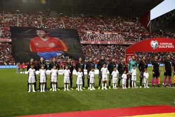 Homenaje a Enrique Castro 'Quini'. La afición del estadio de El Molinón desplegó una gran imagen del exjugador asturiano con la camiseta de la Selección.